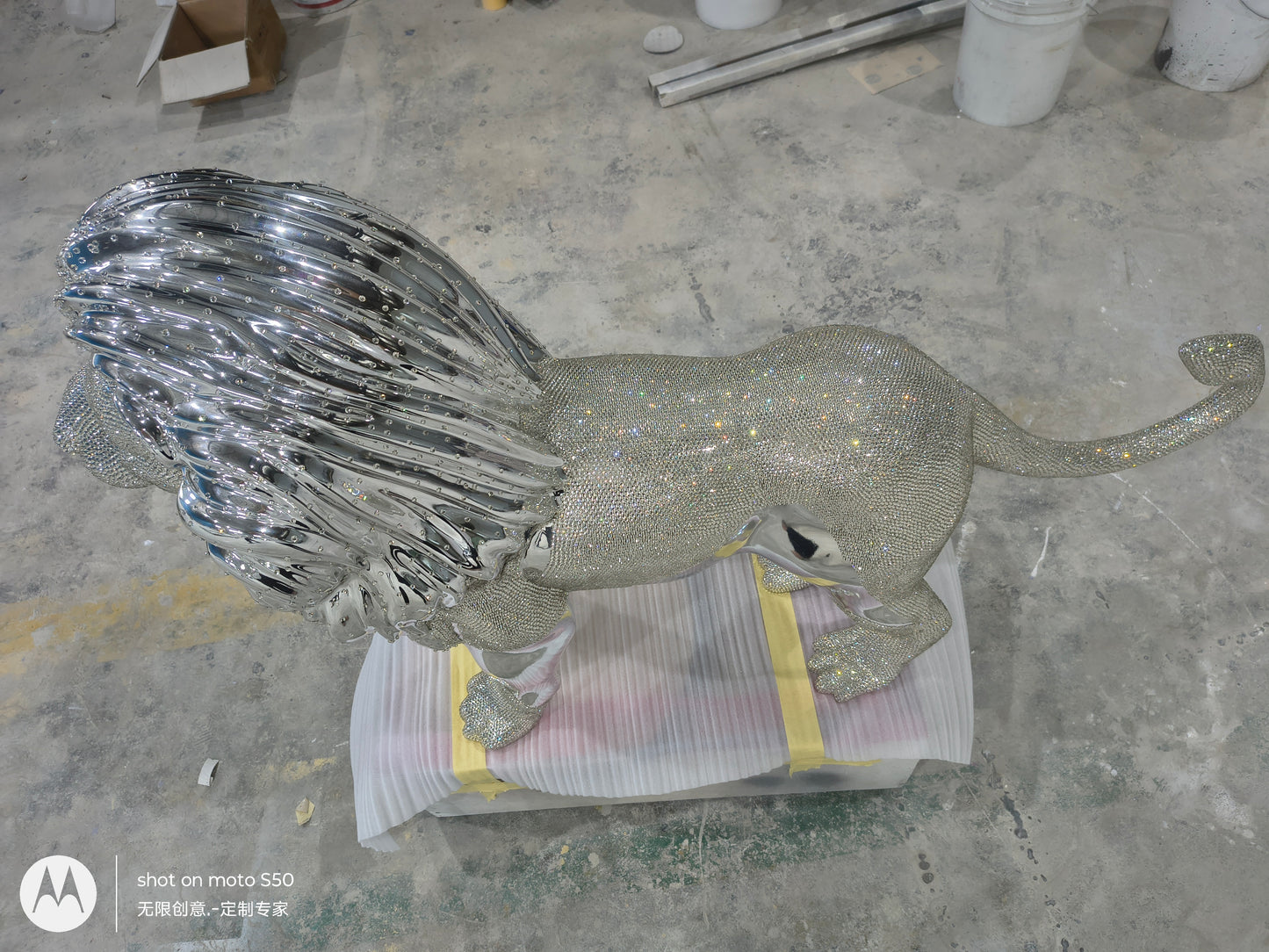 Swarovski effect big diamond Lion