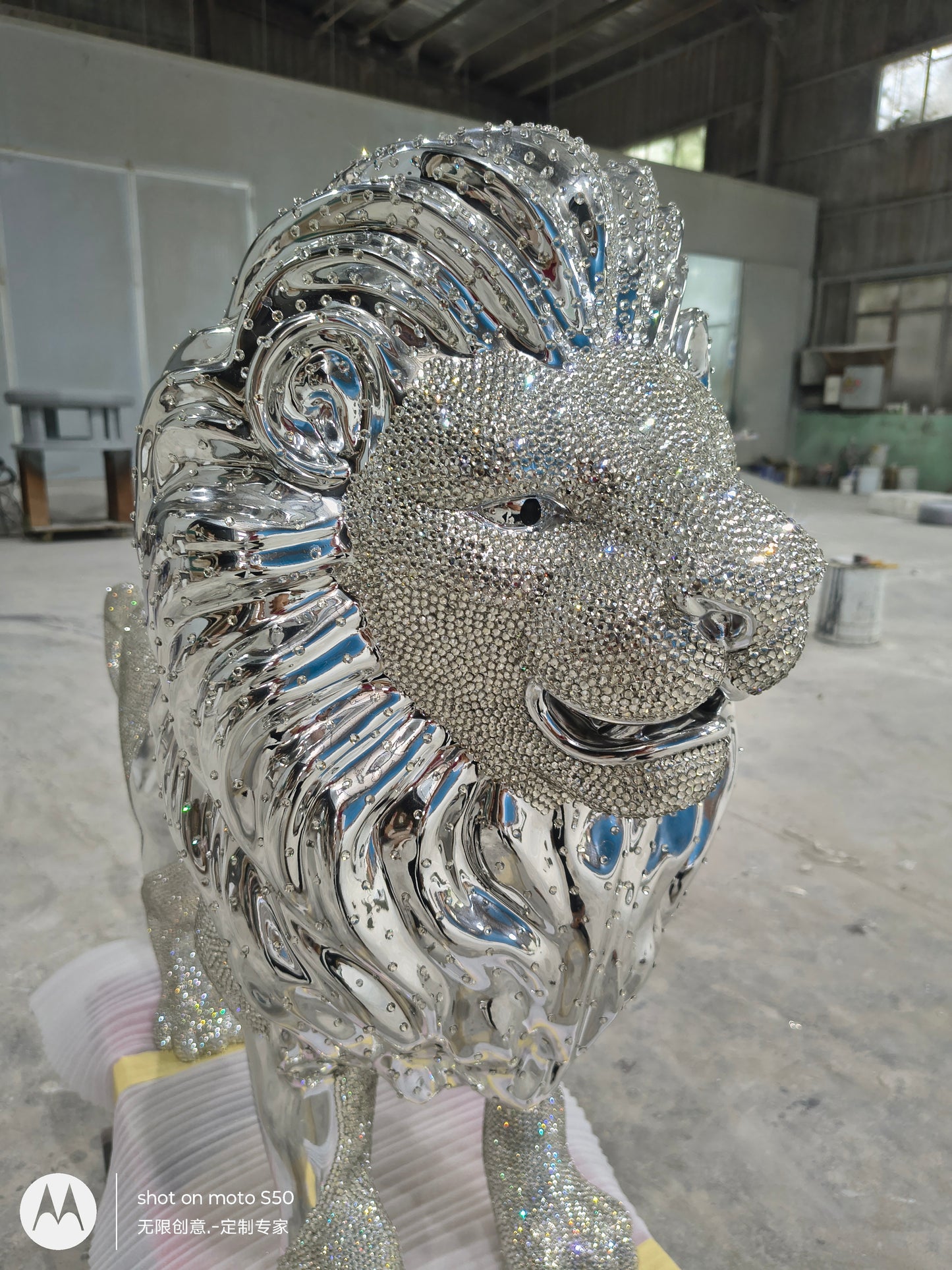 Swarovski effect big diamond Lion
